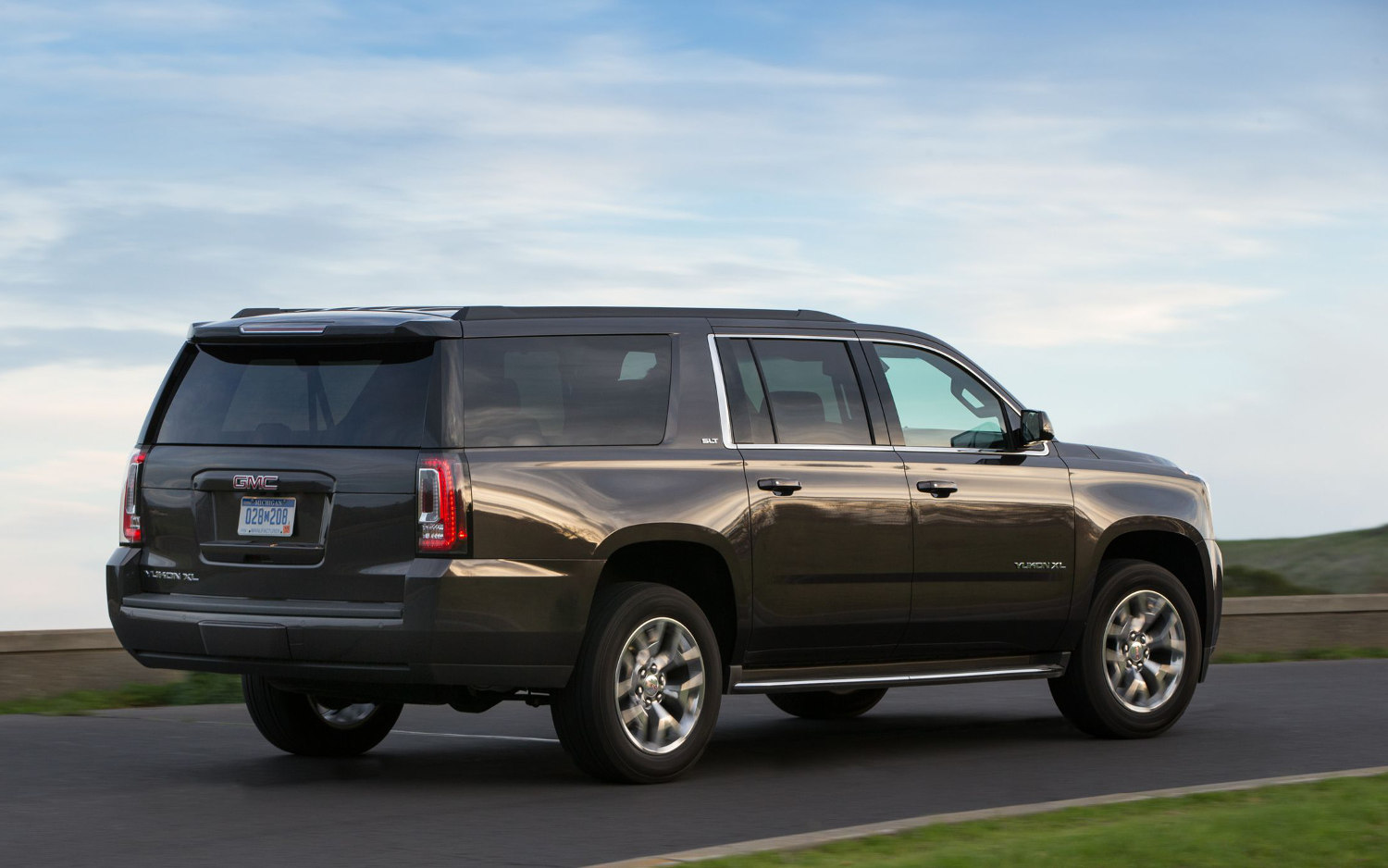 Comparison GMC Yukon Denali 2021 vs GMC Yukon XL SLT 2019 SUV Drive